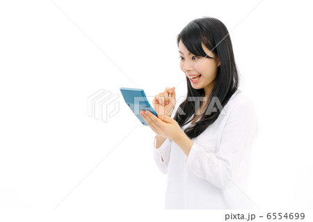 電卓を持つ女性 電卓を持つ女性 6554699