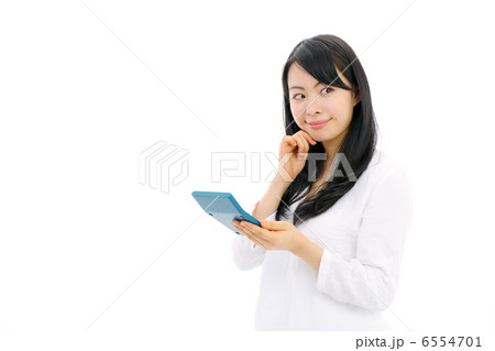 電卓を持つ女性 電卓を持つ女性 6554701