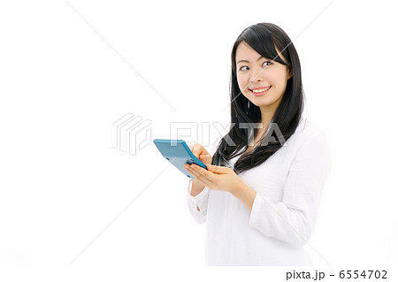 電卓を持つ女性 6554702