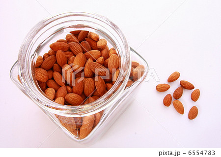 瓶入りのアーモンド（白背景） 6554783