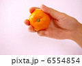 みかんを持つ　3 6554854