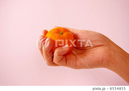 みかんを持つ 2 みかんを持つ 2 6554855