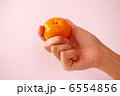 みかんを持つ　1 6554856