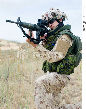 soldier in desert uniform 6555306