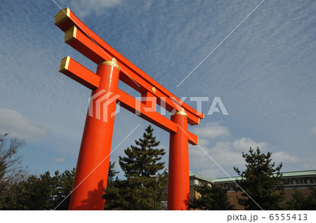 京都　平安神宮の大鳥居 6555413