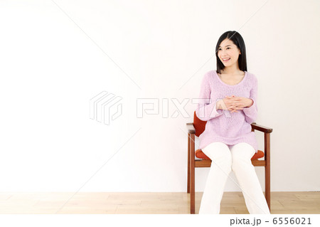 椅子に座る女性 椅子に座る女性 6556021