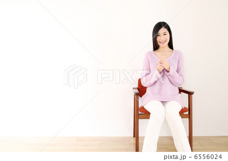 椅子に座る女性 6556024