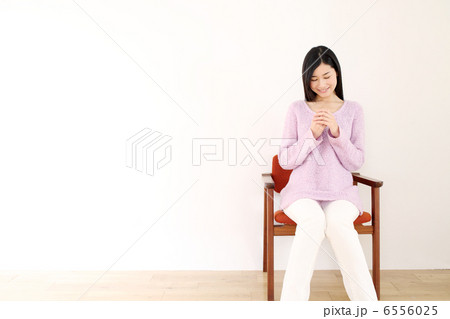 椅子に座る女性 6556025