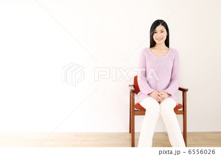 椅子に座る女性 椅子に座る女性 6556026