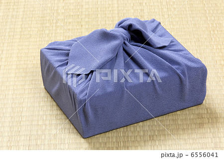 風呂敷包みの贈り物 6556041