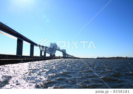 東京ゲートブリッジとキラキラ光る東京湾の海 東京ゲートブリッジとキラキラ光る東京湾の海 6556181