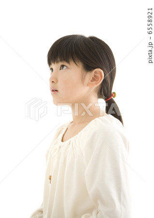 見上げる女の子 6558921