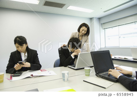 男性部下を慰める女性上司 6558945