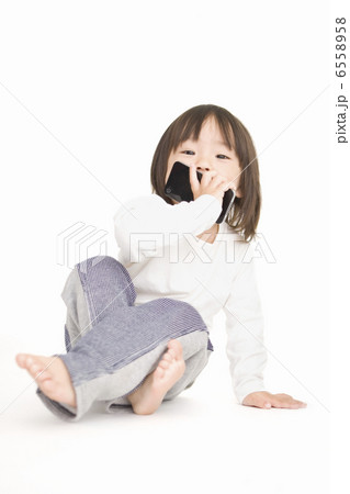 スマートフォンで遊ぶ幼児の男の子 6558958