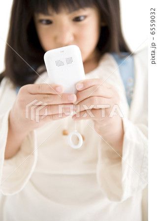 携帯電話を操作している女の子 6559032