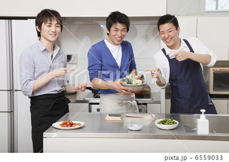 下ごしらえをした鍋を指差す男性３人 6559033