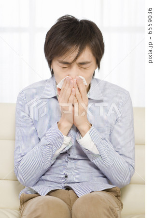 鼻をかむ男性 鼻をかむ男性 6559036
