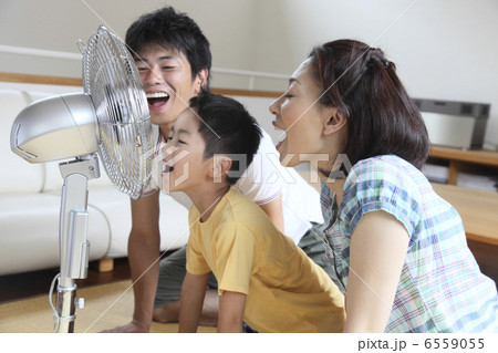 扇風機に向かって声を出す家族 扇風機に向かって声を出す家族 6559055