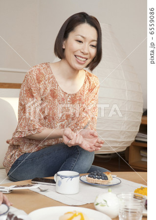 ティータイムにソファで寛ぐ女性 6559086