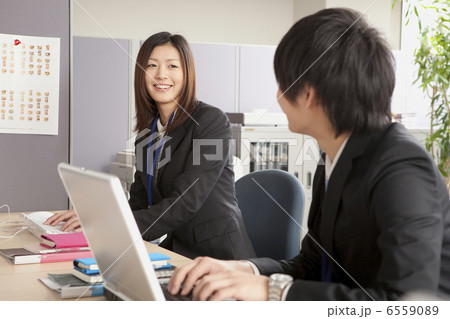 オフィスで談笑する若い男女 6559089