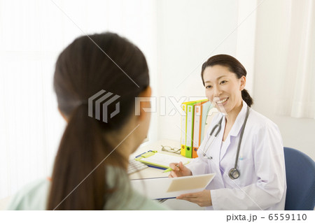 女性患者を診察する女性医師 6559110