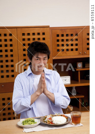 食事の前に手を合わせる男性 6559111