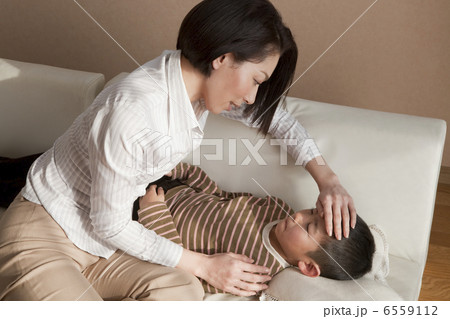 男の子の額に手を当てる母親 男の子の額に手を当てる母親 6559112
