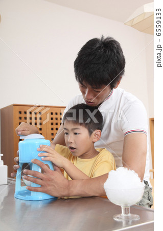 かき氷を作る男の子と父親 かき氷を作る男の子と父親 6559133