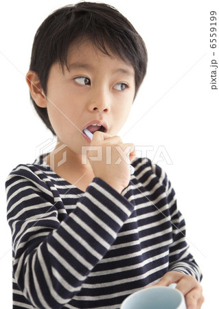 歯を磨く男の子 歯を磨く男の子 6559199