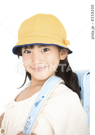 ランドセルを背負って胸を張る女の子 6559200