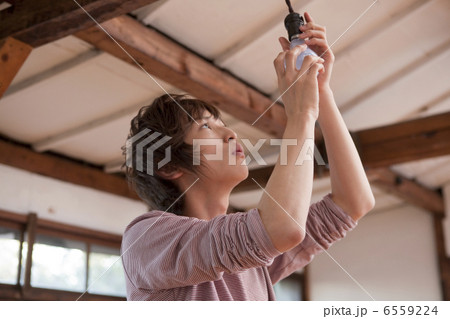 電球を取り換える若い男性 6559224