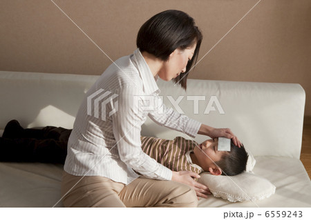 男の子を寝かしつける母親 男の子を寝かしつける母親 6559243