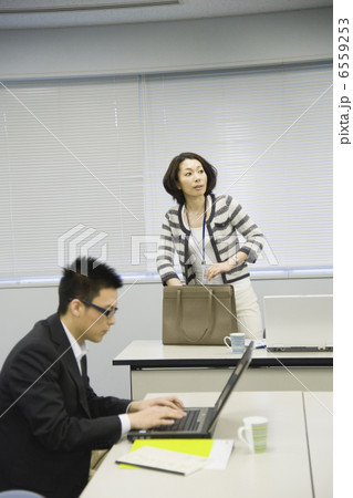 鞄に手を入れて遠くを見る女性 鞄に手を入れて遠くを見る女性 6559253