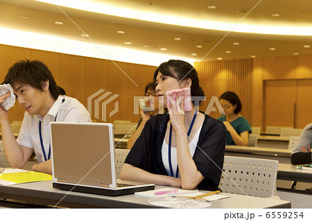 クールビズで講義を聴く聴衆 6559254