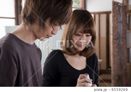 一緒に料理をする若いカップル 6559269