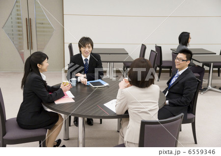 打ち合わせをするスーツ姿の男女４人 6559346