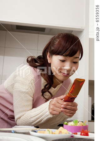 作った弁当を携帯電話で撮影する女性 作った弁当を携帯電話で撮影する女性 6559356