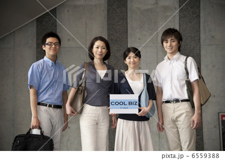 クールビズでホールに立つ男女４人 6559388