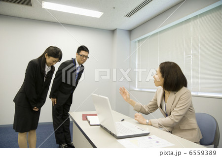 注意をする女性上司と謝る部下２人 6559389