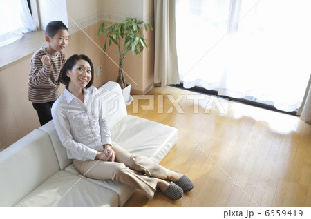 母親の肩を叩く男の子 母親の肩を叩く男の子 6559419