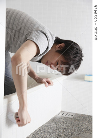浴室の台を洗う男性 6559426