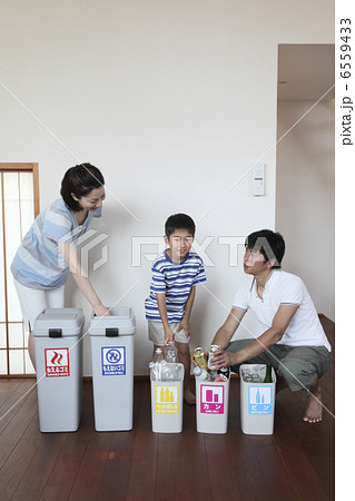 ゴミの分別をする家族 ゴミの分別をする家族 6559433
