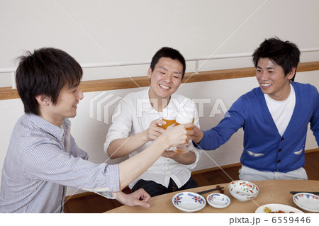 ビールで乾杯をする男性３人 6559446