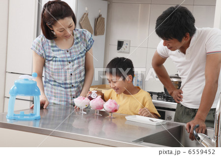 かき氷にシロップをかける男の子と両親 かき氷にシロップをかける男の子と両親 6559452