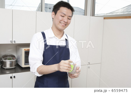 グラスを洗う男性 6559475