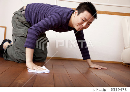 床を雑巾がけする男性 6559478
