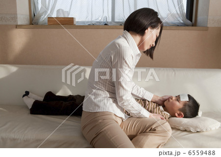 男の子を寝かしつける母親 男の子を寝かしつける母親 6559488