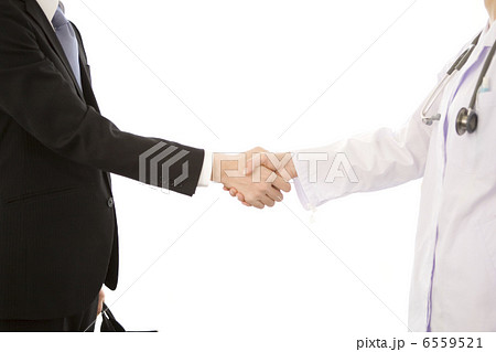 握手をする女性医師と男性MRの手元 6559521