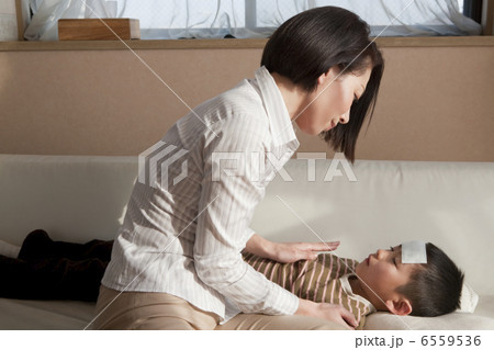 男の子を寝かしつける母親 男の子を寝かしつける母親 6559536