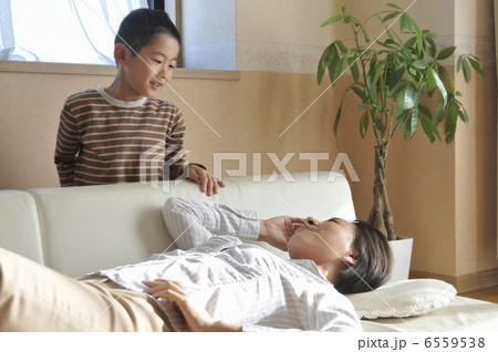 冷却ジェルシートを貼って寝る母親と男の子 冷却ジェルシートを貼って寝る母親と男の子 6559538